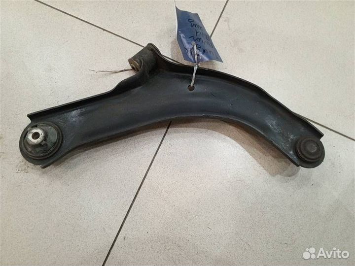 Рычаг передний поперечный нижний левый Nissan Tii