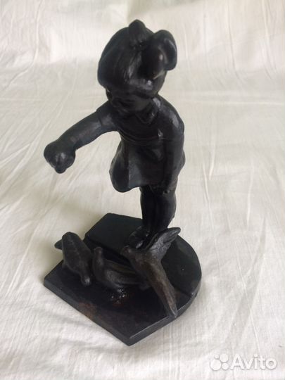 Статуэтка Куса. Девочка кормит голубей 1972 год