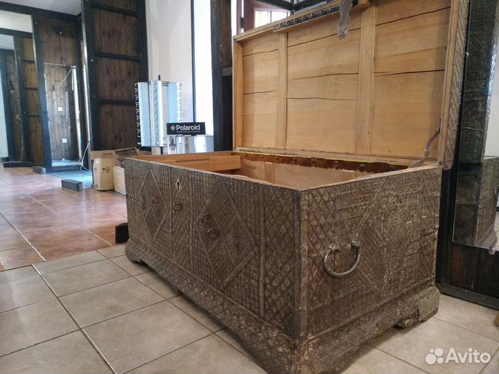 Сундук старинный