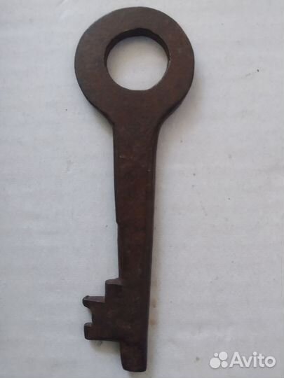 Ключи старинные и 2 шт. из цветмета