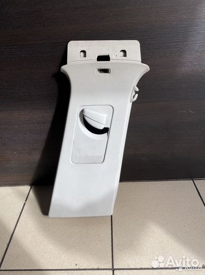 Обшивка средней стойки левая Volkswagen Tiguan