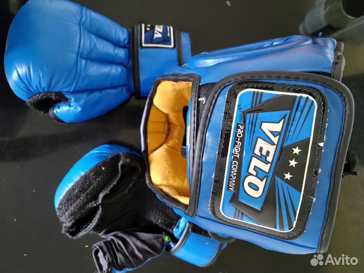 Боксерские перчатки и шлем