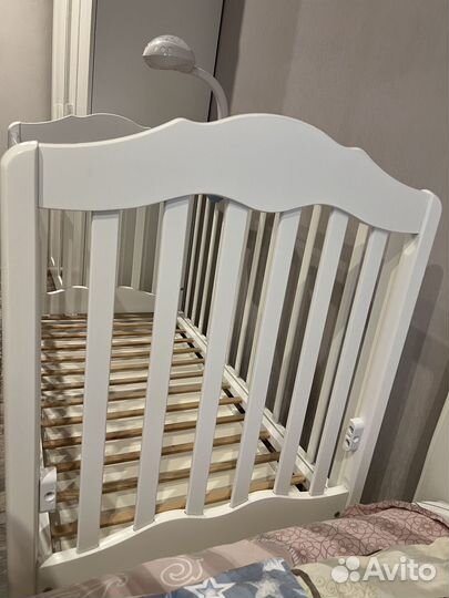 Детская кроватка с маятником