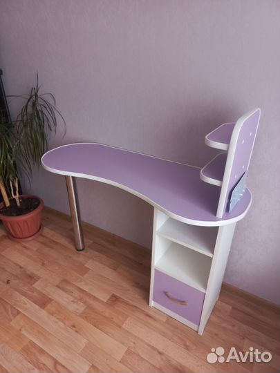 Маникюрный столик