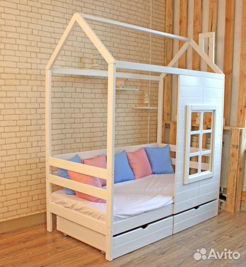 Детская кроватка в наличии домик с окошком