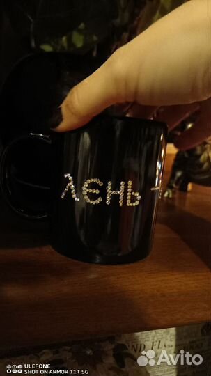 Кружка с надписью стразами