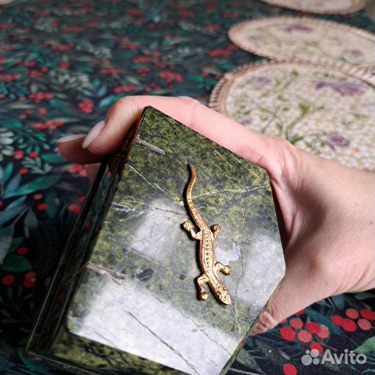 Шкатулка из змеевика