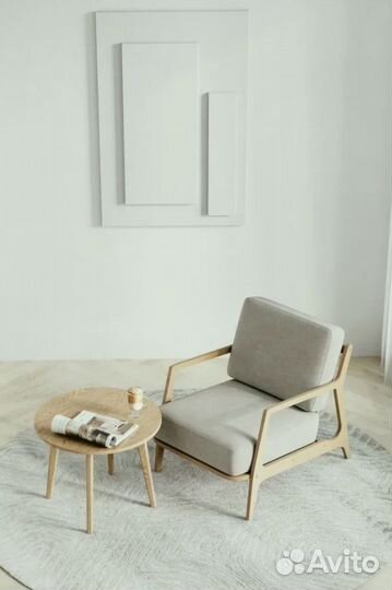 Кресло с деревянными ножками