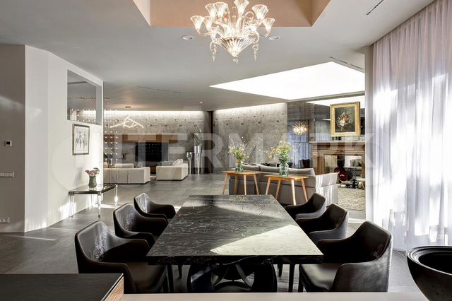 Дом 1000 м² на участке 19,7 сот.