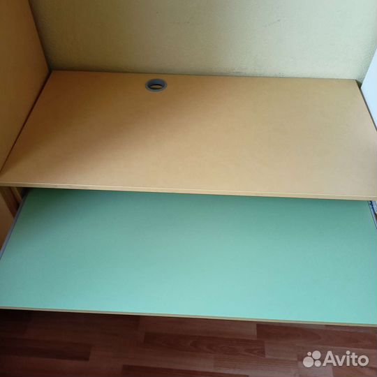 Компьютерный письменный стол для школьника