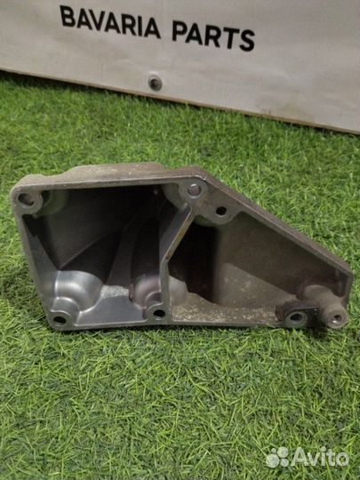 Кронштейн опоры двигателя левый Mercedes S W221