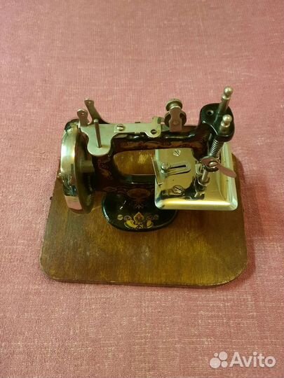 Ручная швейная машинка раннего СССР