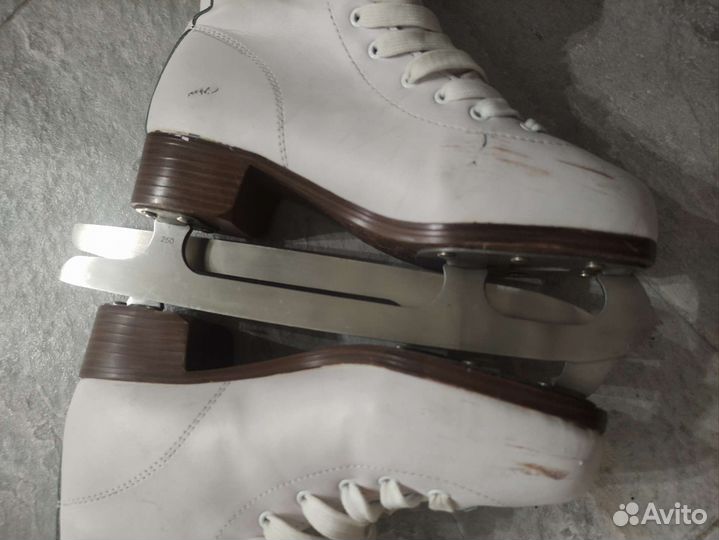 Коньки фигурные женские 39 размер