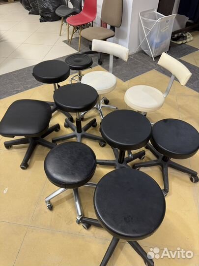 Подкатной стул для мастера бровиста вмзажиста