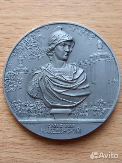 Настольная медаль