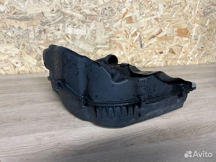 Корпус воздушного фильтра правый Bmw 7-Series F01