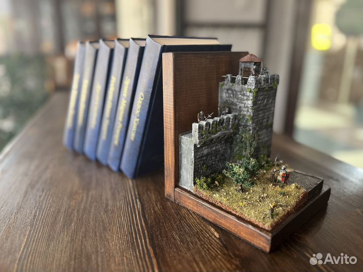 Держатель для книг. Средневековый замок Подставка