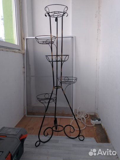 Подставка под цветы металлическая