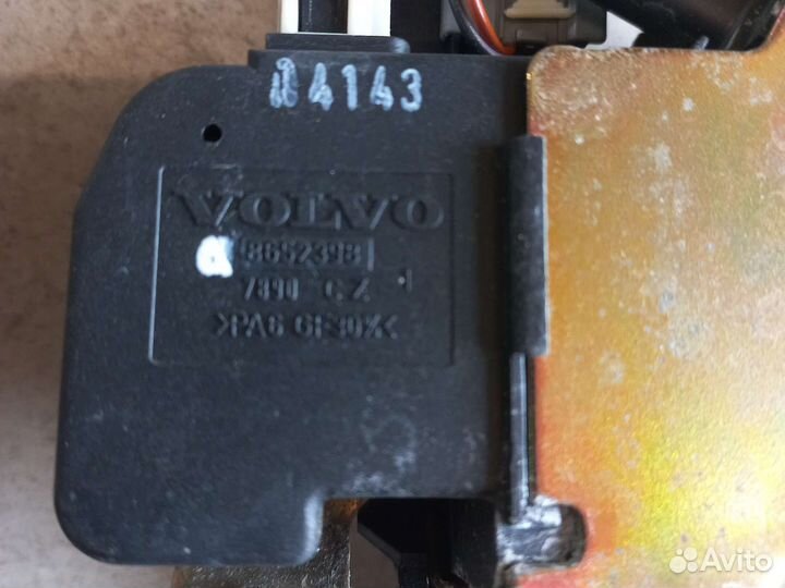 Замок крышки багажника Volvo S60 1