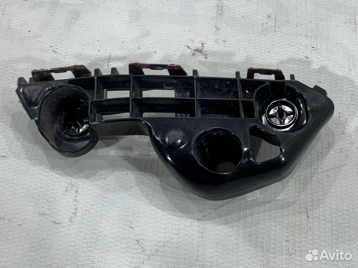 Кронштейн бампера правый toyota camry 70 SE