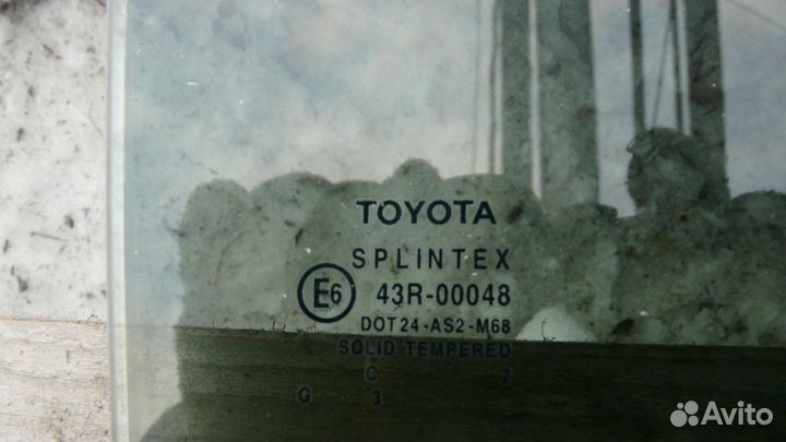 Тойота авенсис250 стекло правое заднее