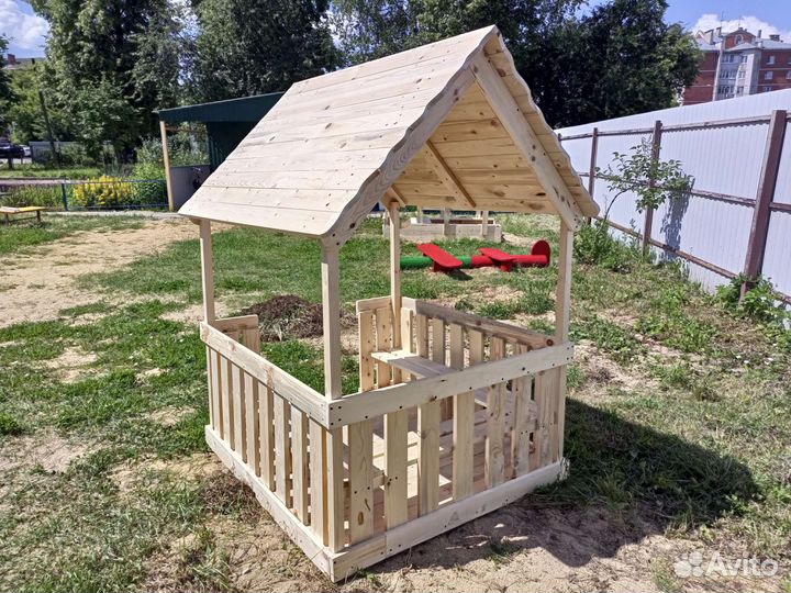 Деревянный домик для детской площадки