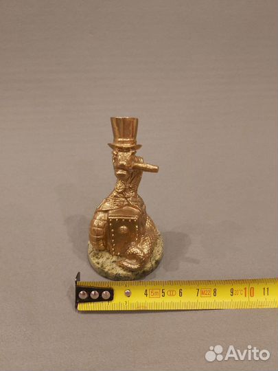 Статуэтка бронзовая на подставке