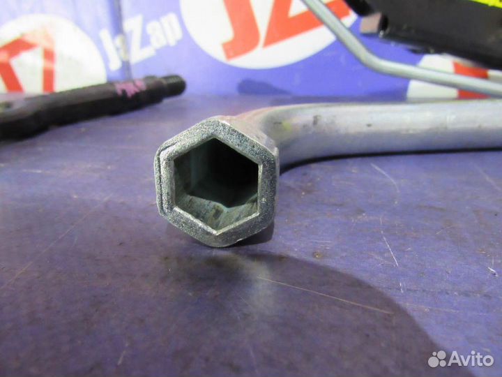 Домкрат для легкового автомобиля