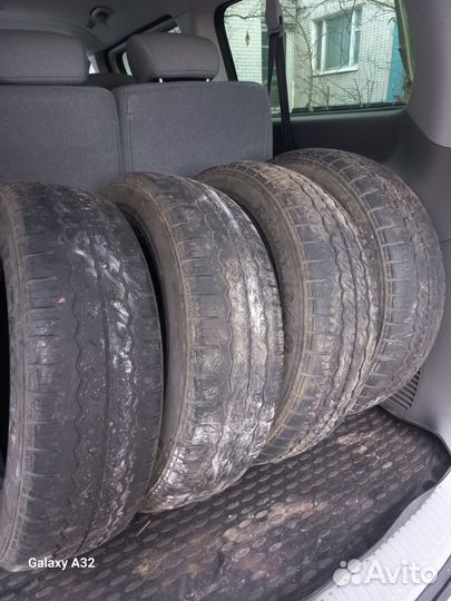 Hankook Radial RA08 215/70 R16C