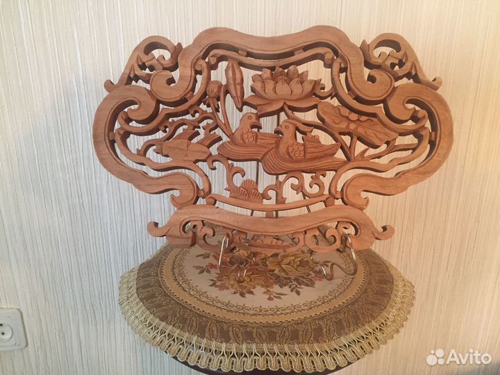 Резное панно из дерева