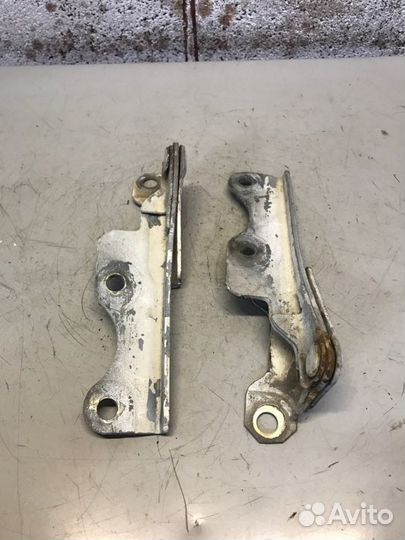 Петля капота Mitsubishi Eterna 2.0 6A12 1993