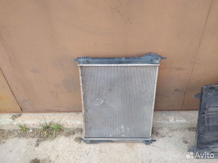 Радиатор двигателя Ниссан Жук. Nissan Juke