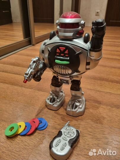 Робот на пульте управления