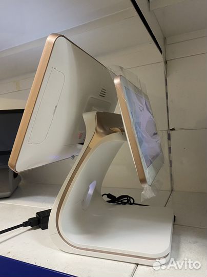 Кипер с двумя экранами в кафе Pos в ресторан