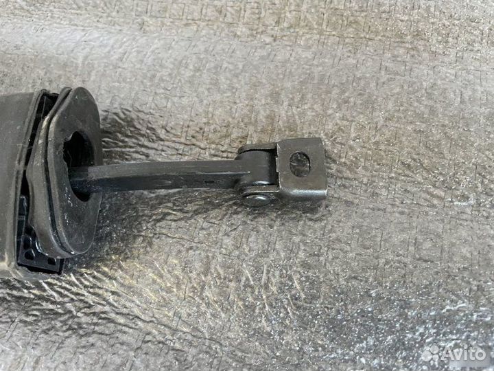 Доводчик двери задний левый Audi A4 B8 2.0 tfsi