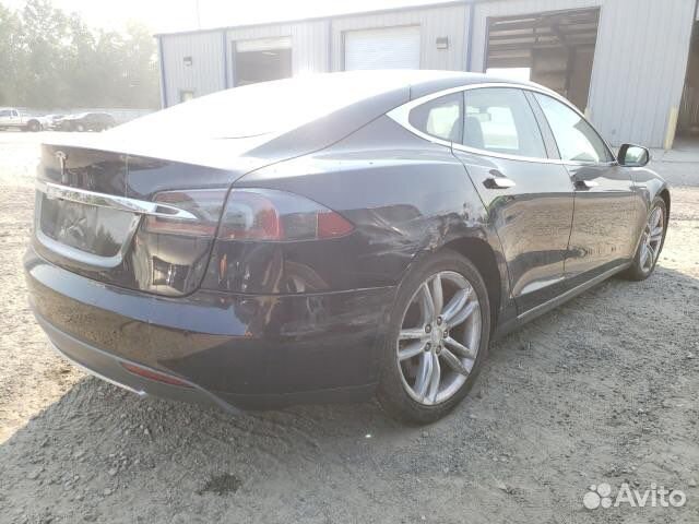 В разборе Tesla Model S 2013 год