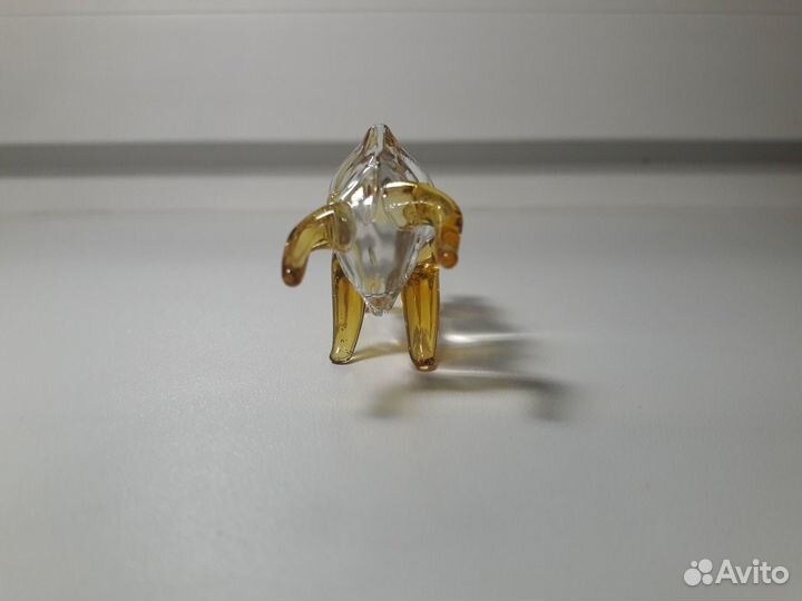 Стеклянная статуэтка животного бык