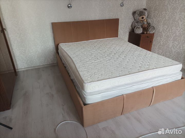 Кровать с мягким изголовьем