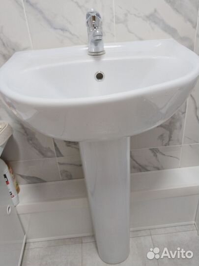Раковина с пьедесталом и смесителем