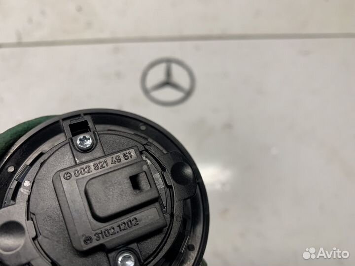 Кнопка аварийного открытия багажника Мерседес