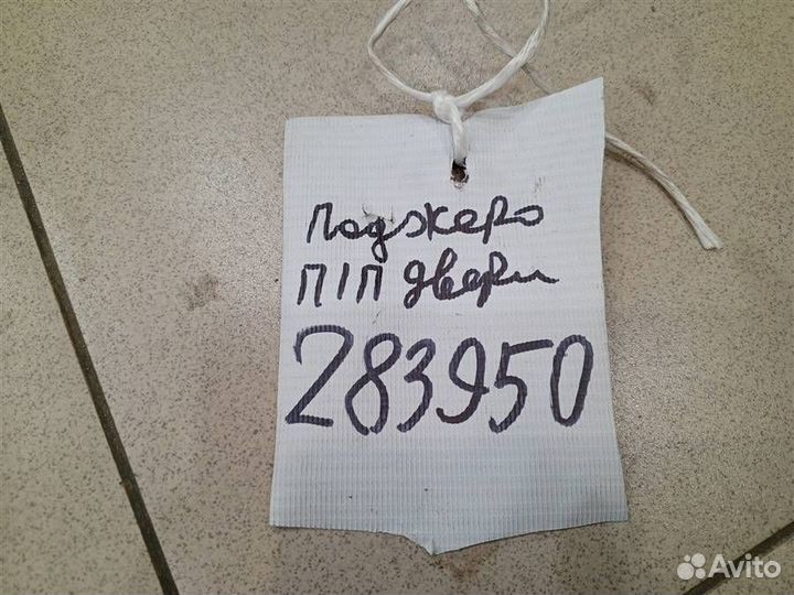 Уголок двери передней правой внутренний Mitsubish