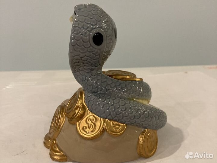 Фигурка Змея с монетами