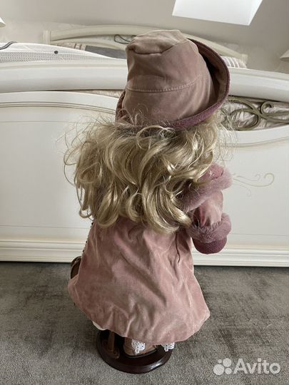 Кукла фарфоровая