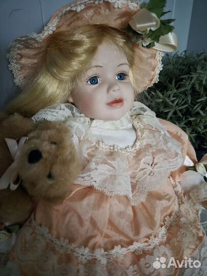 Кукла фарфоровая с мишкой