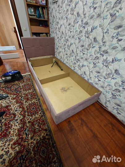 Кровать односпальная с матрасом