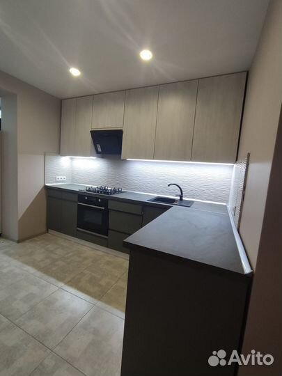 Кухня с крашенными фасадами