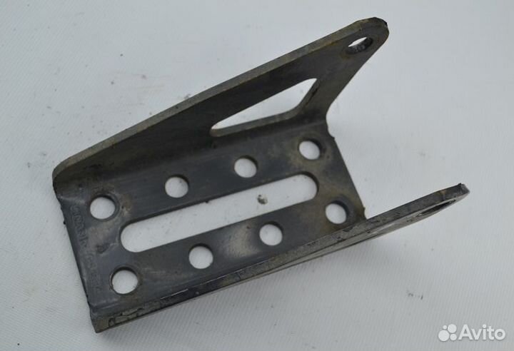 Кронштейн амортизатора ведущего моста, верхний пра