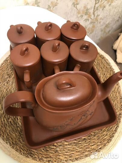 Заварочный чайник и кружки