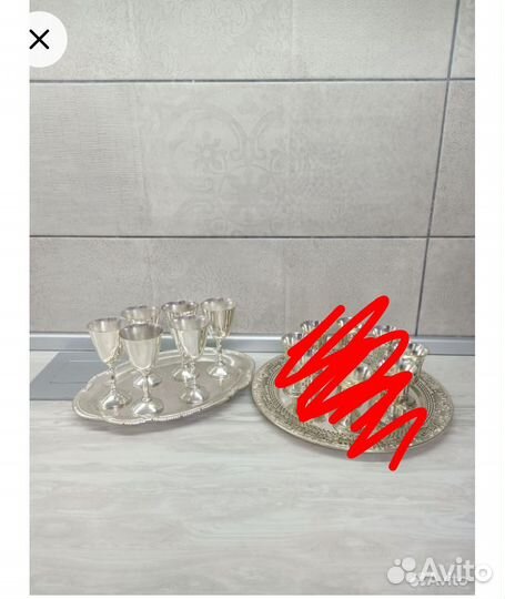 Рюмки на подносе