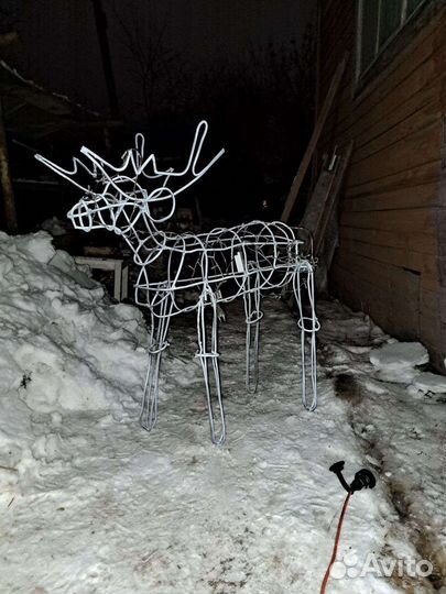 Новогодний олень из проволоки с гирляндой